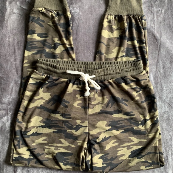Women’s camo jogger sweats size large - Picture 1 of 7